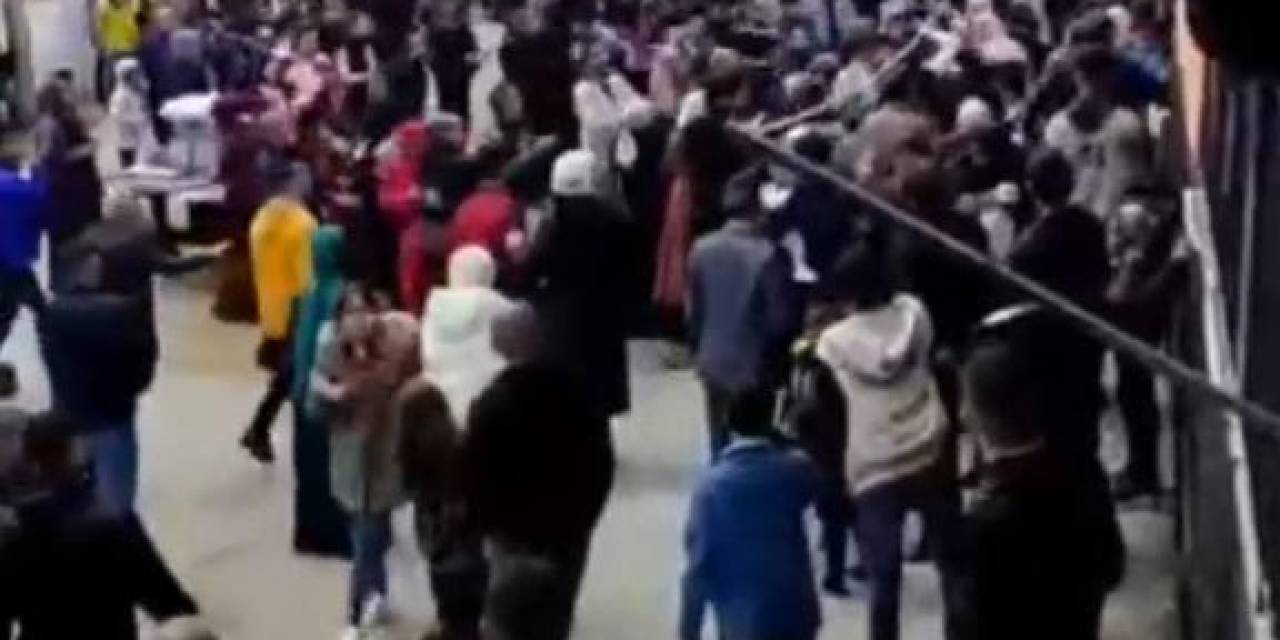 Bir Yandan Oynadılar, Bir Yandan Kavga Ettiler