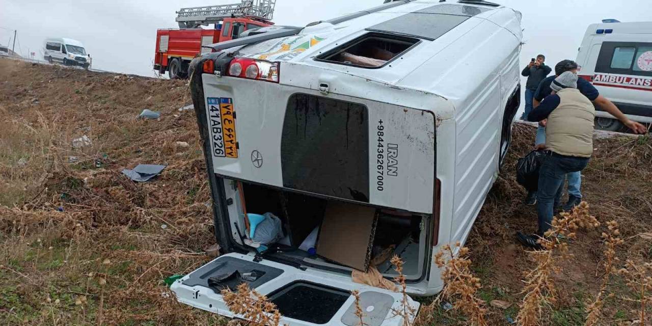 İranlı Turistleri Taşıyan Minibüs Takla Attı: 12 Yaralı