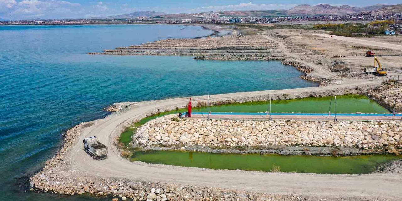 Van Gölü’nden 880 Bin Metreküp Dip Çamuru Ve Balçık Çıkarıldı