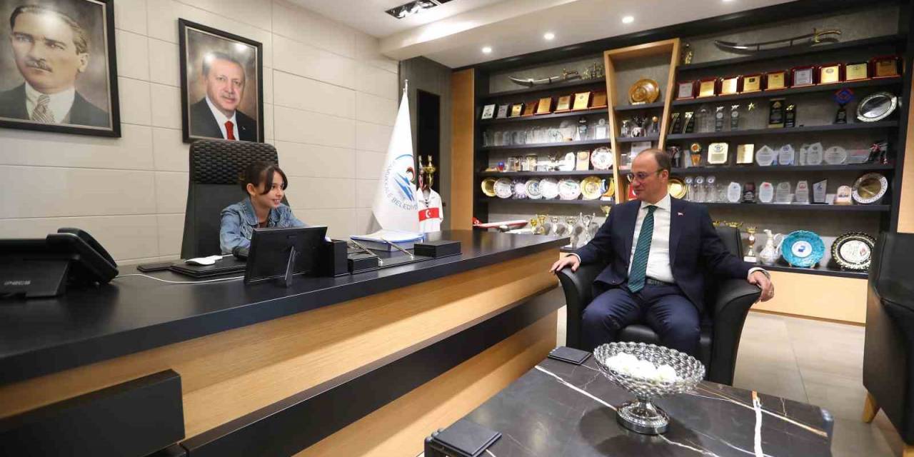 Başkan Örki Makamını Minik Elif’e Emanet Etti