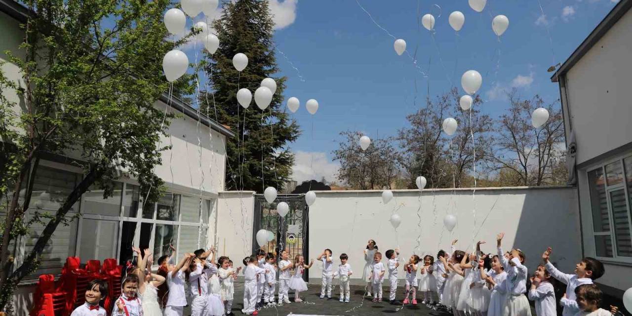 Minik Öğrenciler Depremde Hayatını Kaybedenler İçin Gökyüzüne Balon Bıraktı