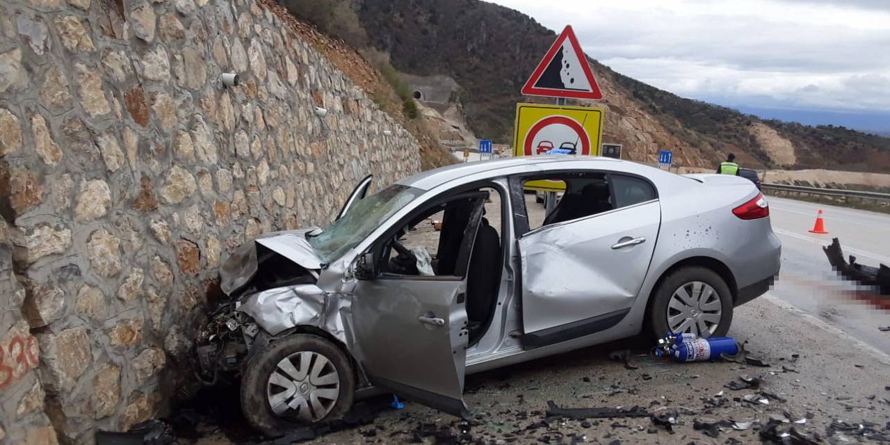 Otomobil İle Hafif Ticari Araç Çarpıştı: 3 Ölü, 2 Yaralı