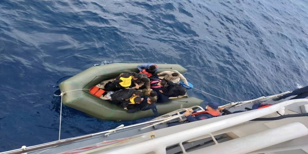 Ayvacık Açıklarında 17 Kaçak Göçmen Yakalandı