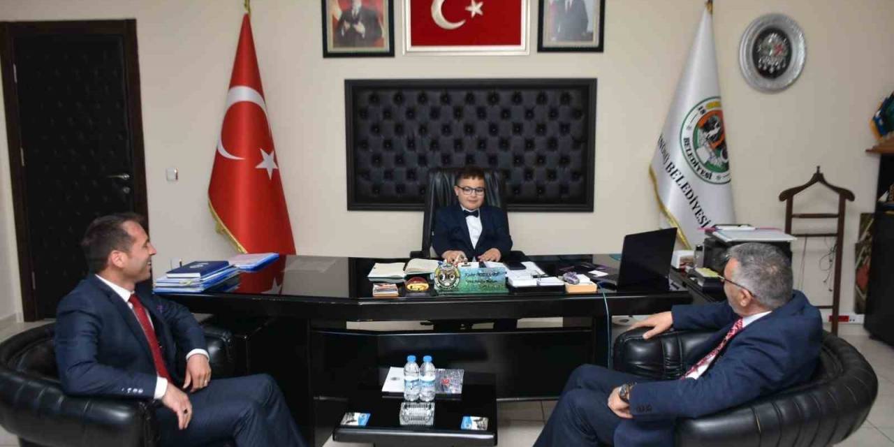 Başkan Bozkurt, 23 Nisan’da Makamını Öğrenci Başkanı Kırcalı’ya Devretti