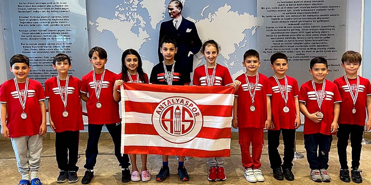 Antalyasporlu Küçük  Kulaçlar 23 Nisan’da Coştu