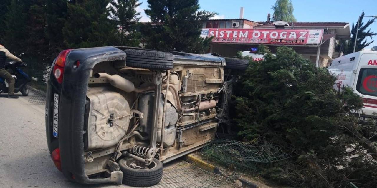 Refüjdeki Ağaca Çarpan Otomobil Devrildi: 2 Yaralı