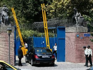 İngiltere, Tahran Büyükelçiliğini Dört Yıl Aradan Sonra Yeniden Açtı