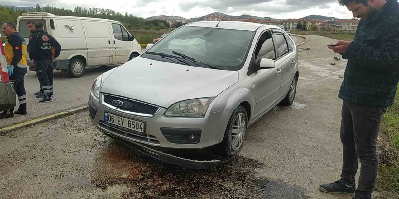 Otomobille Kaldırıma Çıkan Sürücü Ölümden Döndü
