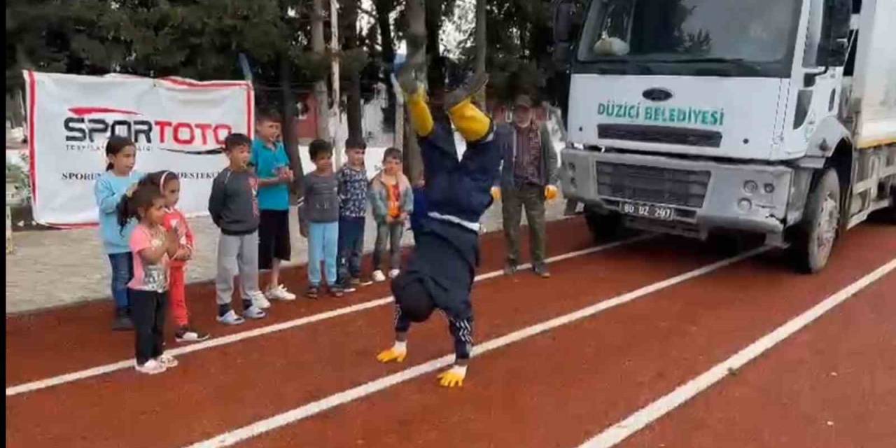 Temizlik Ekibi Mola Verdi, Çocukları Eğlendirdi