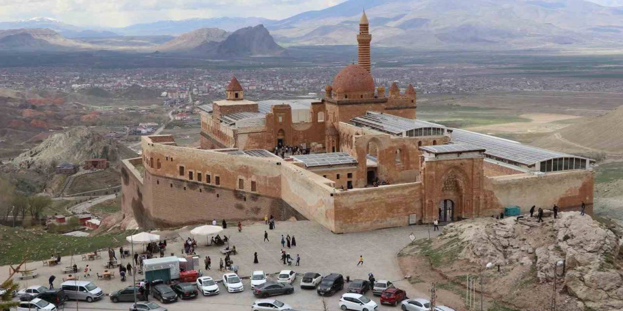 İshak Paşa Sarayı’nı Bayramda 8 Bin Kişi Ziyaret Etti