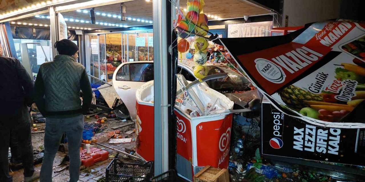 Otomobil Bir Dükkanın Manav Reyonuna Böyle Girdi: 1’i Ağır 2 Yaralı
