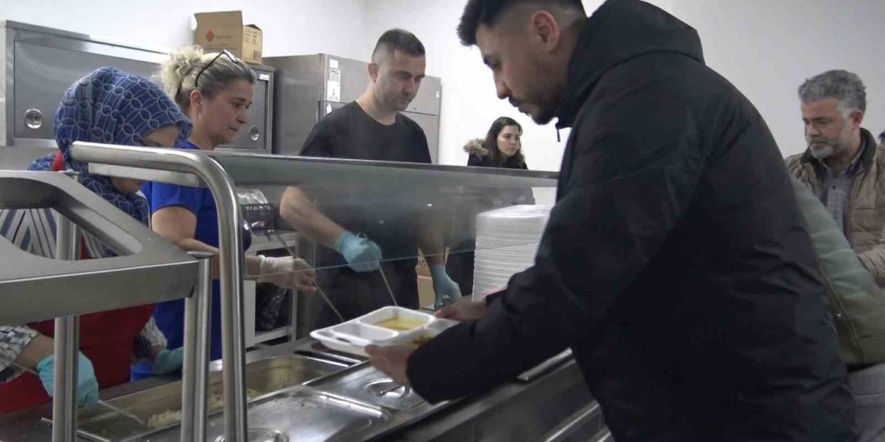 Bursa’da Öğrenci Ve İhtiyaç Sahiplerine Günde 2 Öğün Sıcak Yemek
