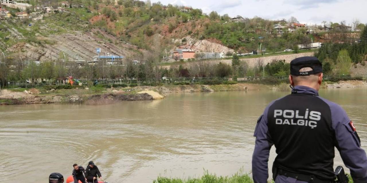 Munzur Çayı’na Düşen 3 Genç, Bin Personelle Aranıyor