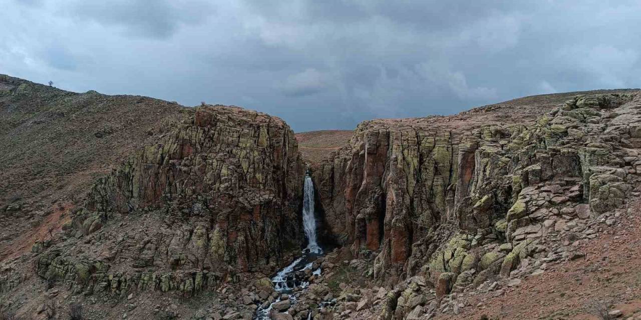 Bingöl’de Çır Şelalesi, Karların Erimesiyle Coştu