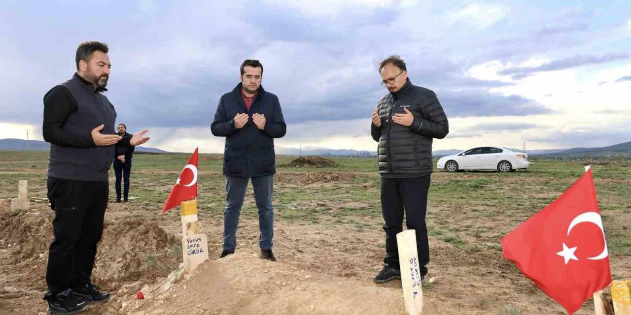 Vali Kızılkaya Depremde Hayatını Kaybeden Vatandaşların Mezarını Ziyaret Etti