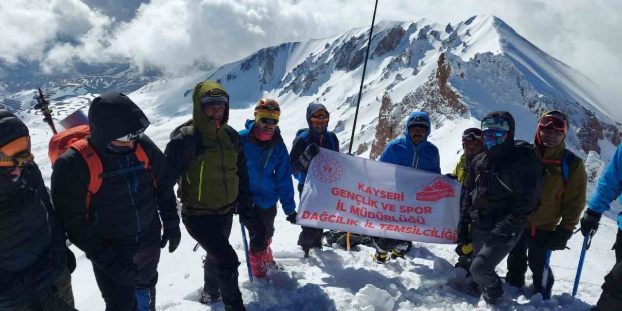 23 Nisan Zirve Tırmanışı Tamamlandı