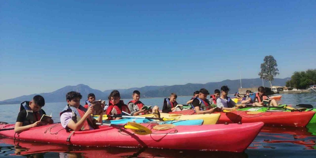 Köyceğizli Öğrenciler Kürek Çekerken Kitap Okudular