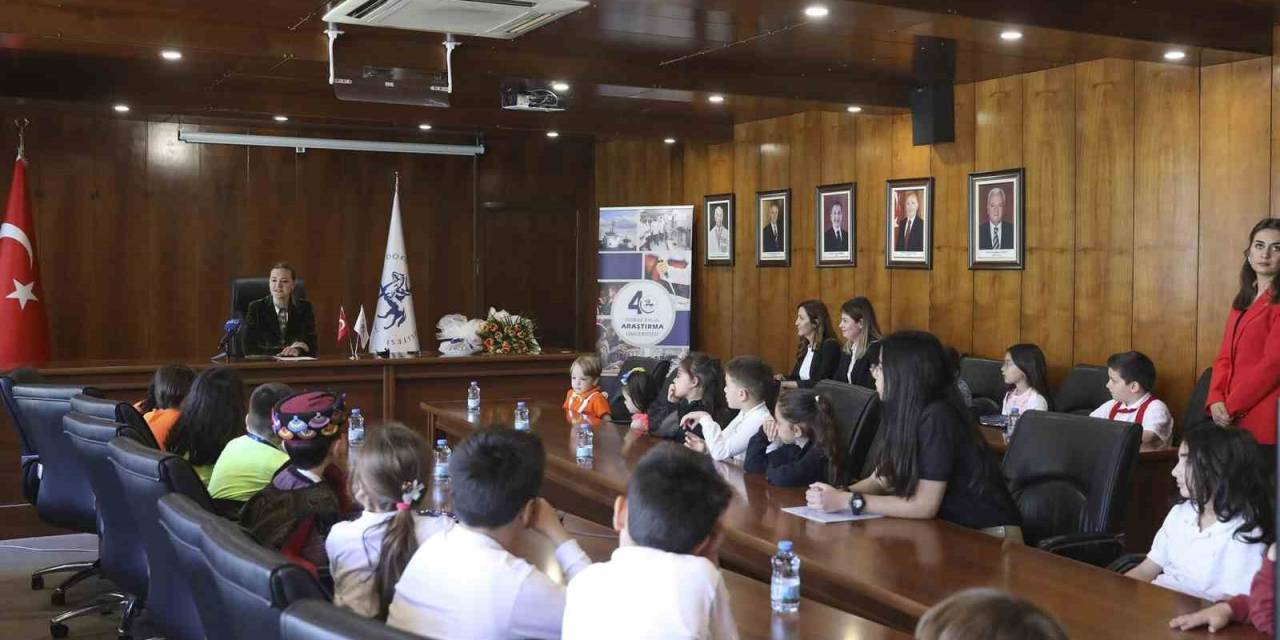 Deü Rektörü Hotar, Deü’nün Başarılı Miniklerini Ağırladı