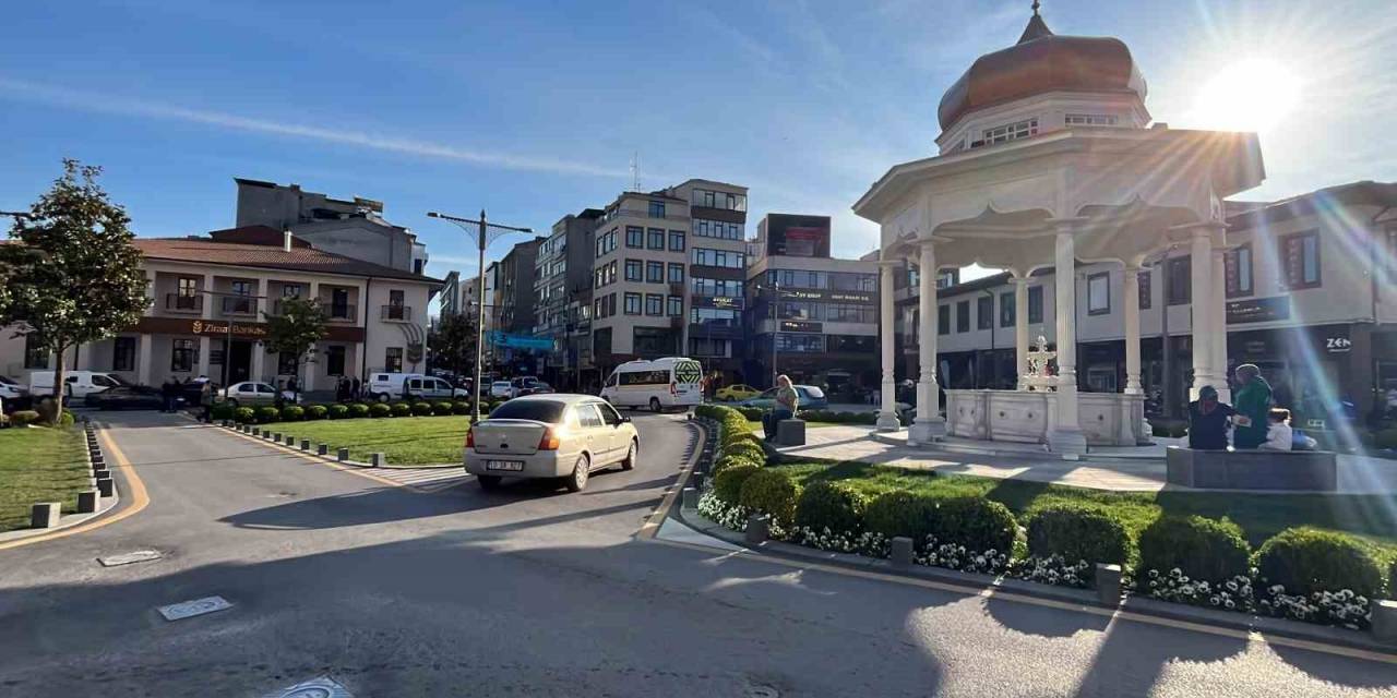 Bayram Sonrası Güneşli Havayı Gören Vatandaşlar Kendini Sokağa Attı.