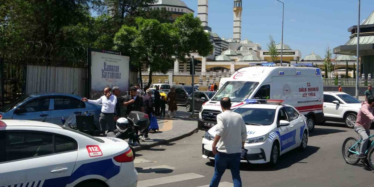 Diyarbakır’da Otomobiller Kavşakta Çarpıştı: 2 Yaralı