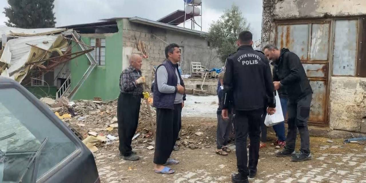 Polis Ekipleri, Depremzedelere Destek Oluyor