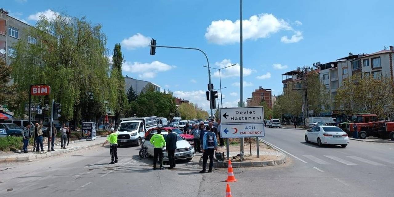 Direksiyon Başında Kalp Krizi Geçirdi, 6 Araç Ve 2 Yayaya Çarptı