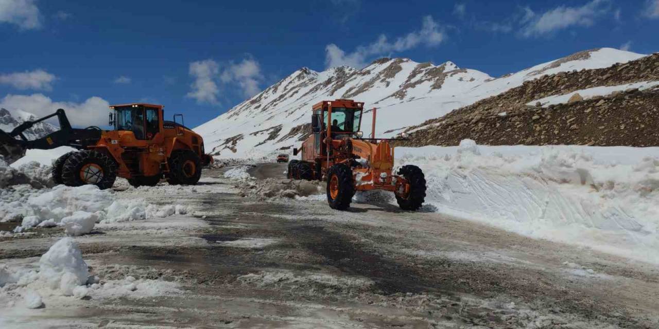 Nisan Ayında Van-bahçesaray Yolunda Karla Mücadele