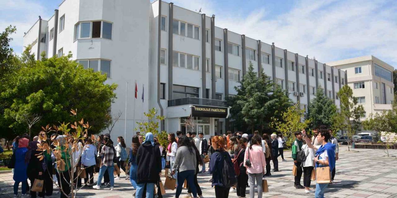 Mersin Büyükşehir Belediyesi Öğrencileri Üniversiteye Hazırlıyor