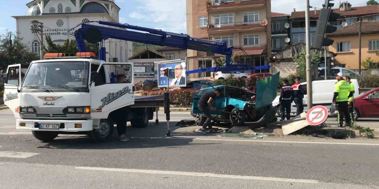 Lastiği Kopan Otomobil Trafik Lambaları Direğine Çarptı: 2’si Çocuk 4 Yaralı