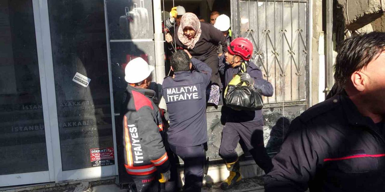 Malatya’da 5 Katlı Çöktü: Yan Binada Mahsur Kalan 4 Kişiyi İtfaiye Kurtardı