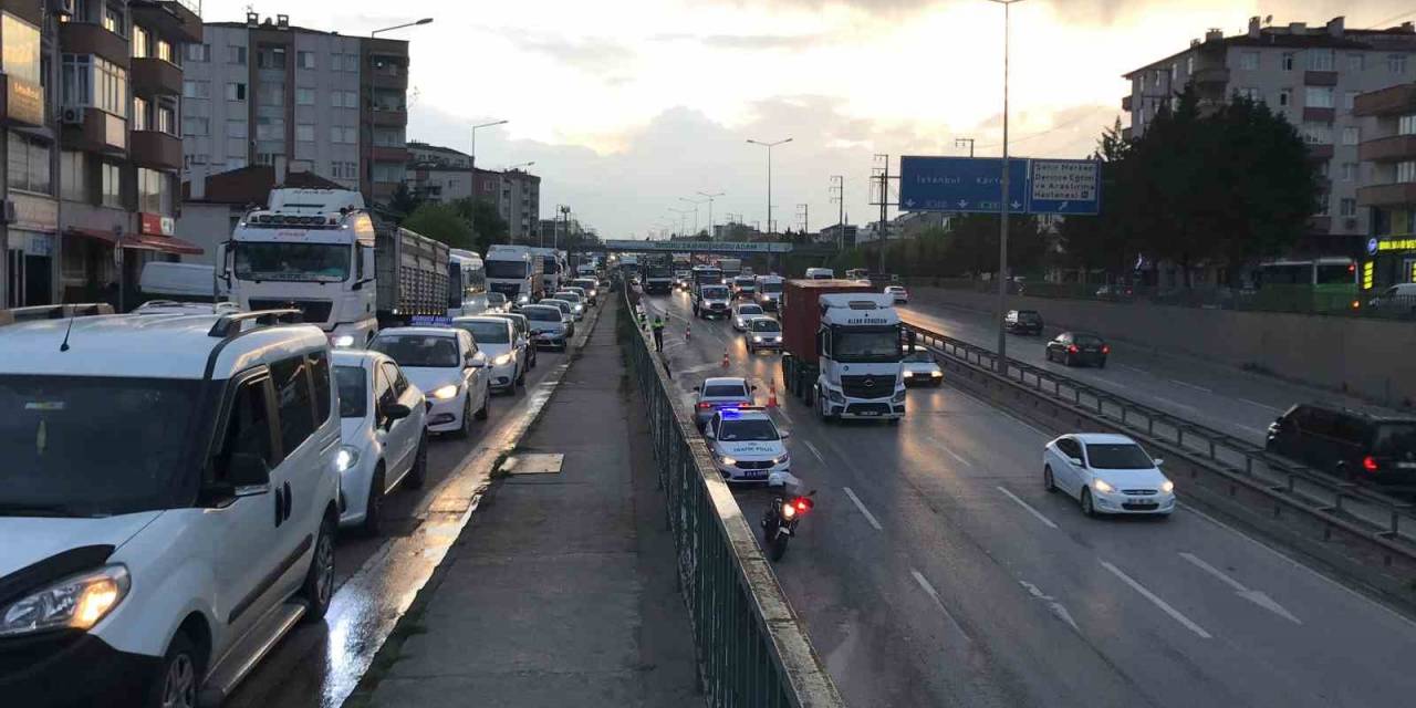 Tünel Girişinde Kaza Yapan Tır Makasladı, Trafik Felç Oldu