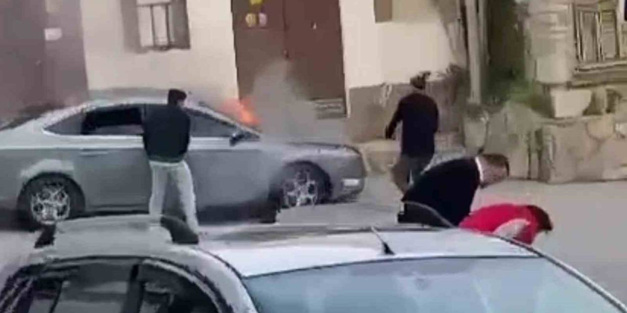 Otomobil Alev Aldı, Esnafın Müdahalesiyle Yangın Söndürüldü
