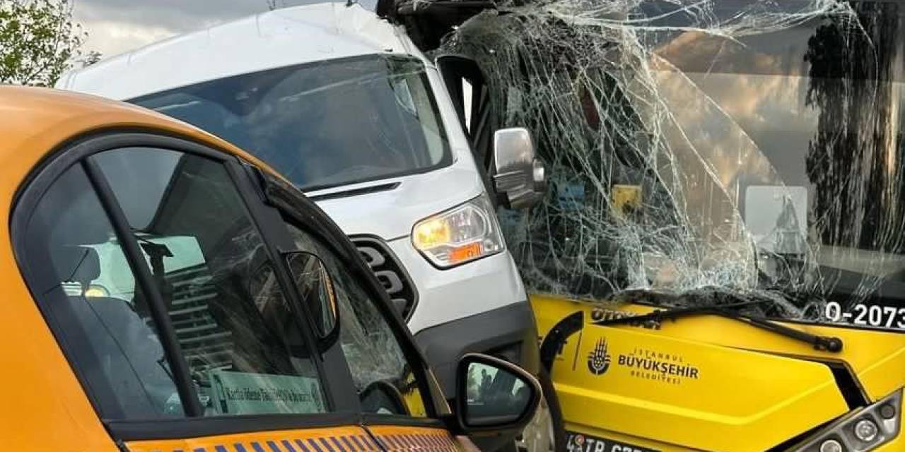 Pendik’te İett Otobüsü İle Servis Minibüsü Çarpıştı: Yaralılar Var