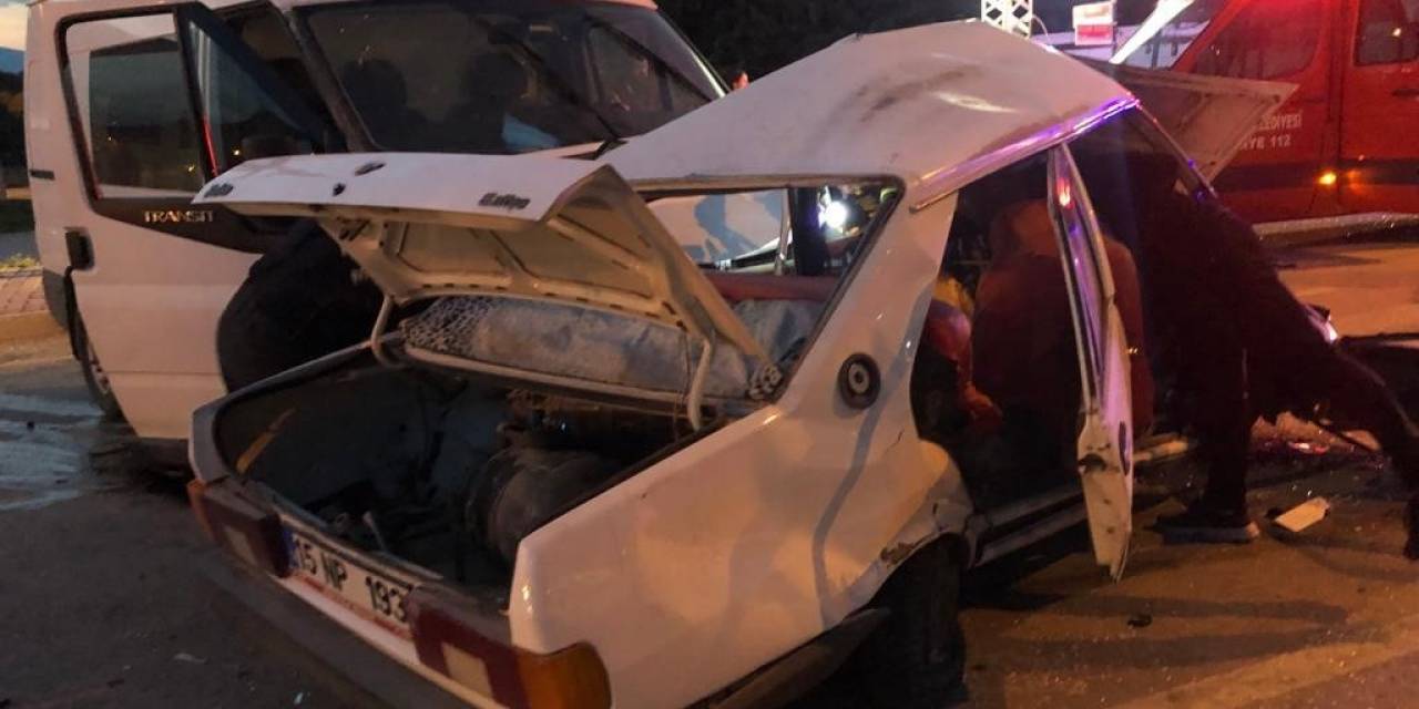 Minibüsün Çarptığı Otomobil Ortadan İkiye Bölündü: 1 Ölü, 3 Yaralı