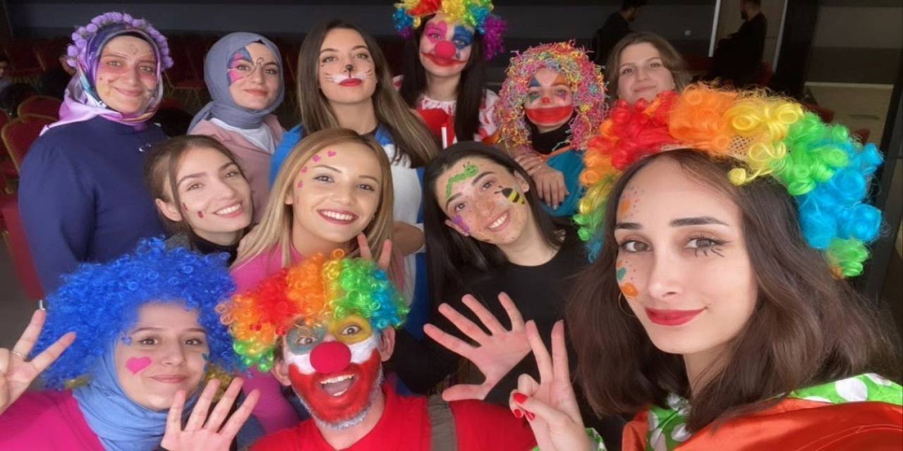 23 Nisan’ı Hastanede Geçiren Çocuklara Palyaço Sürprizi