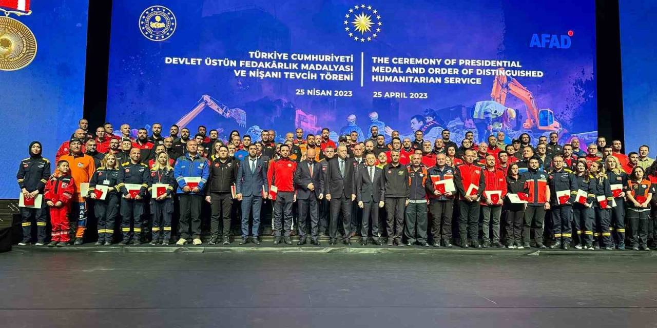 Cumhurbaşkanı Erdoğan’dan Ümraniye Belediyesi Sivil Savunma Arama Kurtarma Ekibi’ne Devlet Üstün Fedakârlık Madalyası