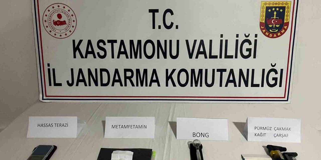 Jandarmanın Yol Kontrolü Sırasında Uyuşturucuyla Yakalanan 4 Kişi Gözaltına Alındı