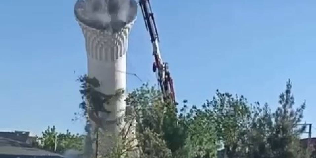 Batman’da Hasar Alan Camiinin Minaresi Kontrollü Olarak Yıkıldı