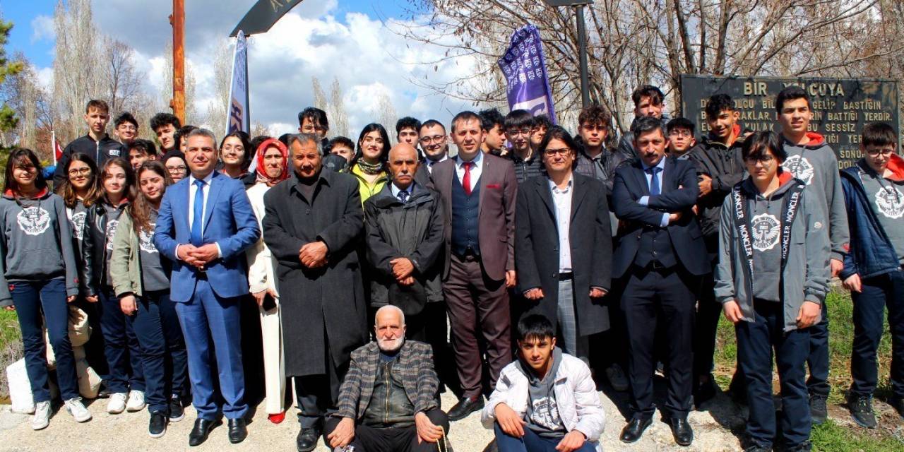 Süheyla Sıtkı Alp Özel Fen Ve Anadolu Lisesi Öğrencilerinden Alaca Şehitliğine Ziyaret