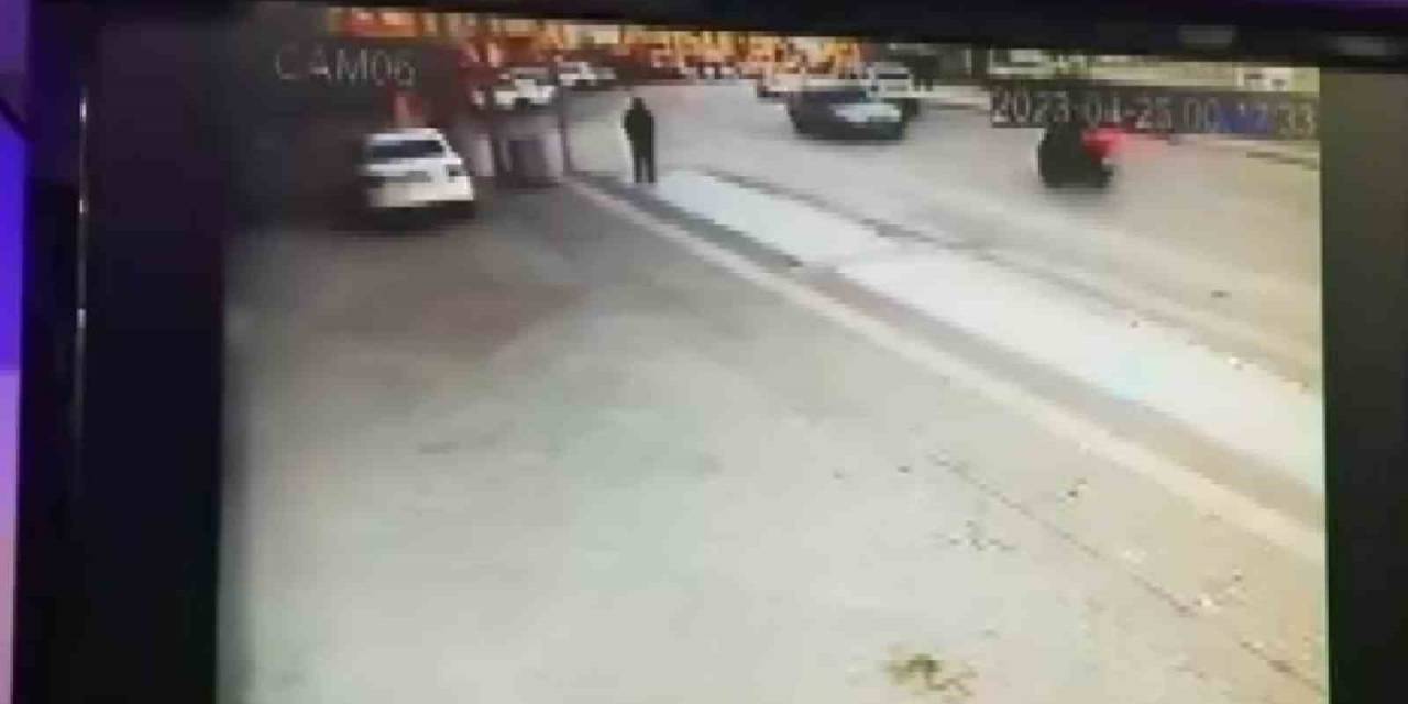 Biri Ters Şeride Girdi, Diğeri Vurup Kaçtı... Hayrete Düşüren Kaza Kamerada