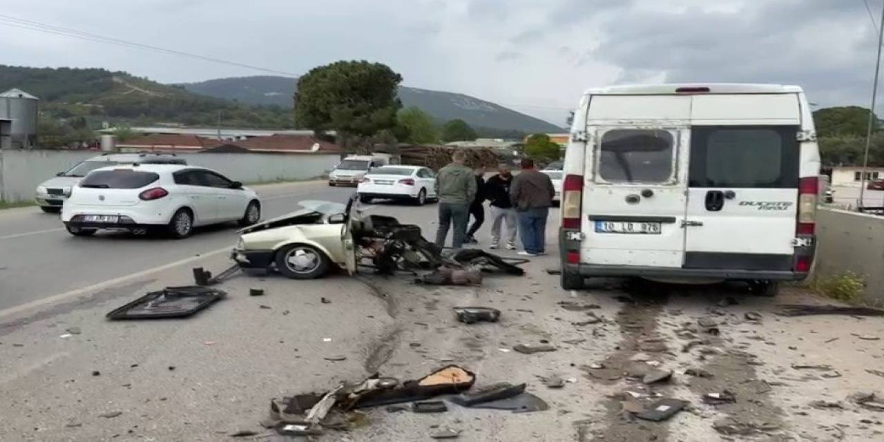 Kaza Yapan Otomobil İkiye Ayrıldı