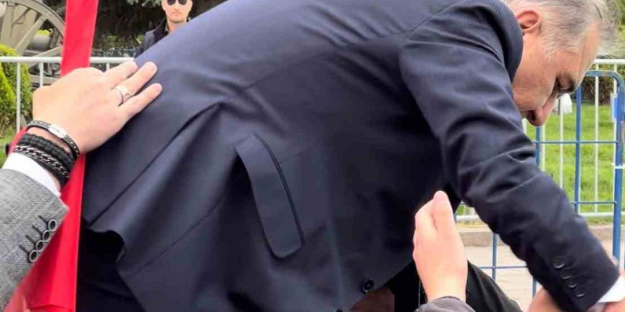 Milletvekili Adayı Miting Alanına Girmek İçin Bariyerlerin Üzerine Çıktı