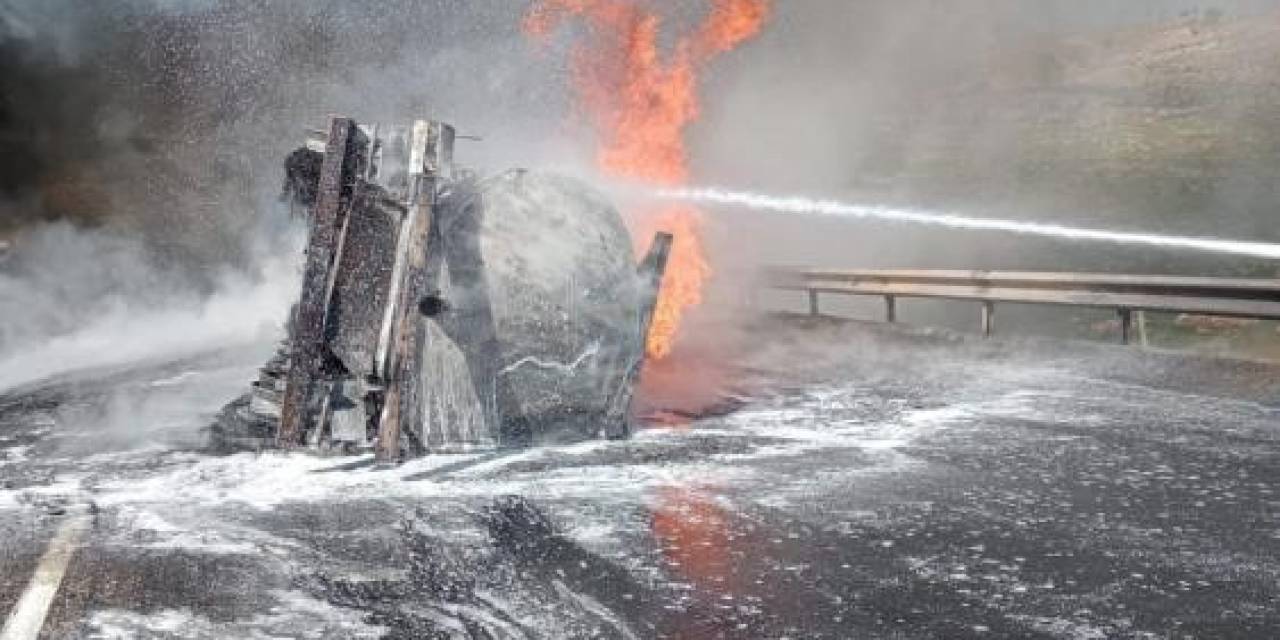 Ham Petrol Yüklü Tır Kamyonetle Çarpıştı: 2 Ölü, 4 Yaralı