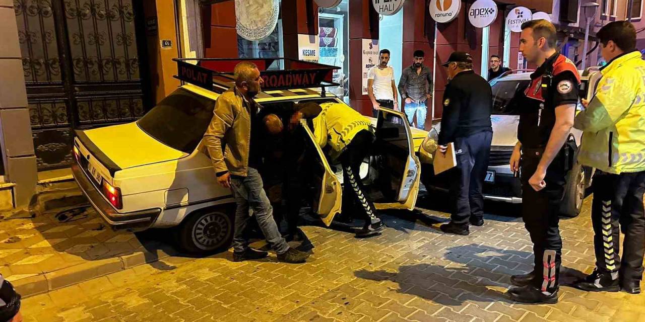 Yaralıları Hastaneye Götürürken Kandan Etkilenerek Fenalaştı, Kendi De Kaza Yaptı