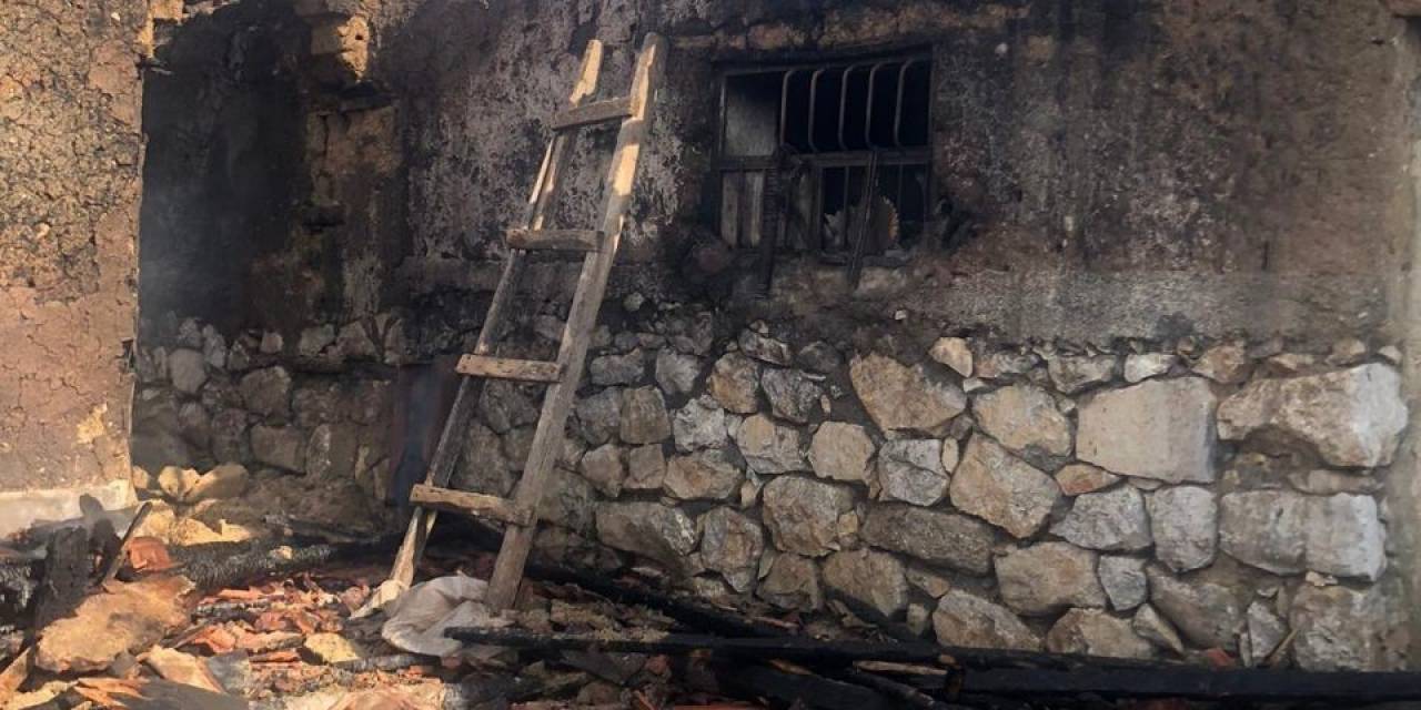 Alaca’da Depo Ve Samanlık Yandı