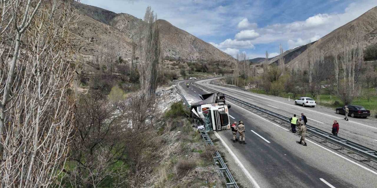 Freni Boşalan Tır Yan Devrildi
