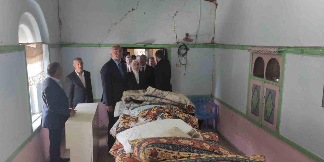 Bakan Ersoy, Depremde Hasar Alan Cemevini Ziyaret Etti
