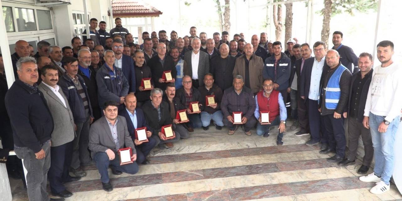 Başkan Başdeğirmen, Emekliye Ayrılan Personellere Plaket Verdi