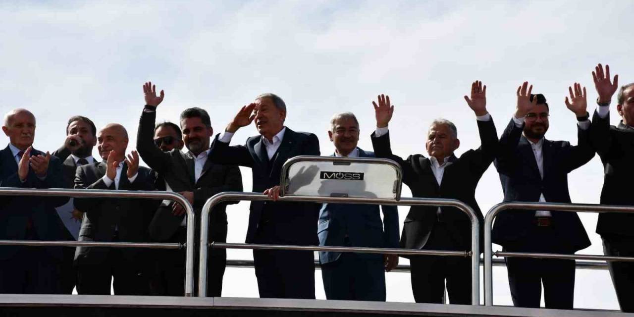 Bakan Akar’dan Terörle Mücadelede Kararlılık Mesajı