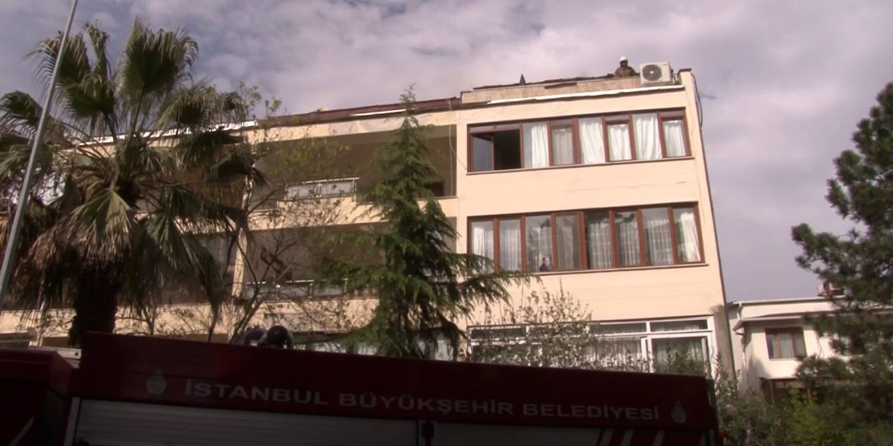 Bakırköy’de 5 Katlı Binanın Çatı Katında Korkutan Yangın